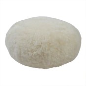 Le Pouf En Peau De Mouton Blanc modèle galet - Milky