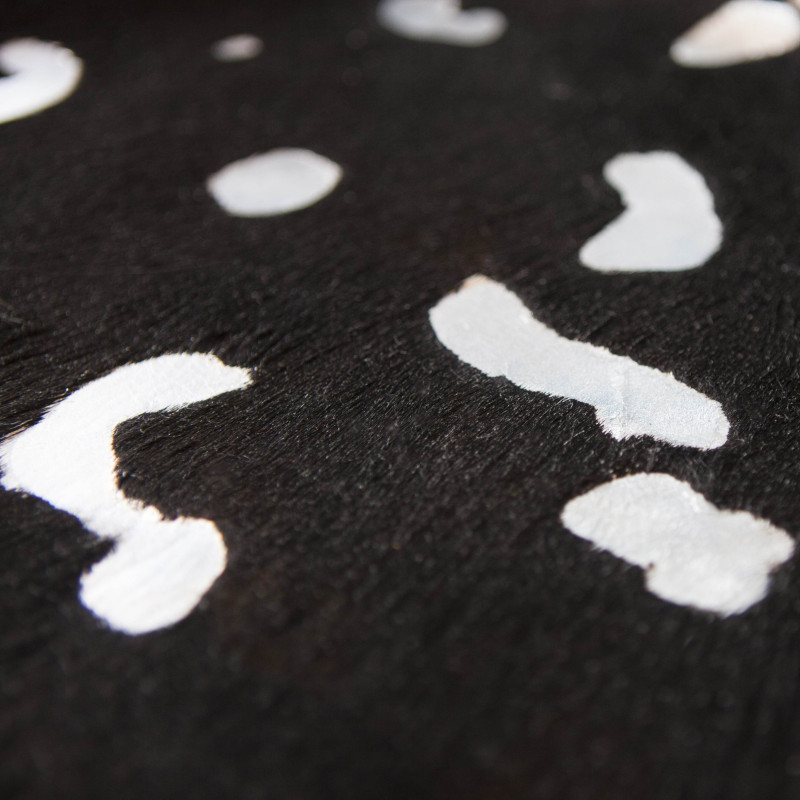 Peau de Vache Noir Dévorée argentée