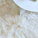 Fleur de peau : tapis en peau de mouton blanc