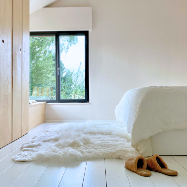 Maison Thuret - Fleur de peau : tapis en peau de mouton blanc - sur mesure