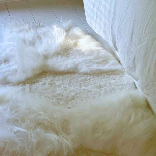 Maison Thuret - Fleur de peau : tapis en peau de mouton blanc - sur mesure