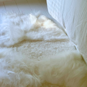 Maison Thuret - Fleur de peau : tapis en peau de mouton blanc - sur mesure