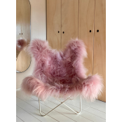 Fauteuil Butterfly AA en peau de mouton Islandais rose - L'Iconique