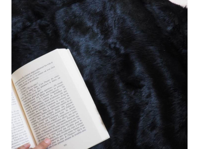 Une couverture en peau de bête pour un intérieur unique ! 