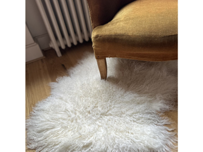 Peau de mouton et déco scandinave : l’accord parfait