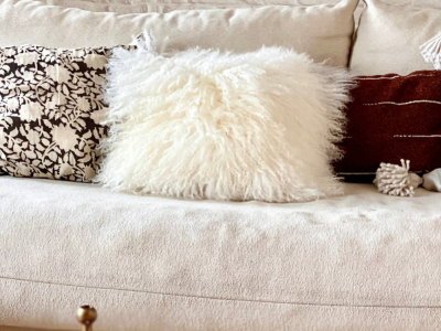Conseils de style : utiliser des coussins en peau de mouton pour une maison conf